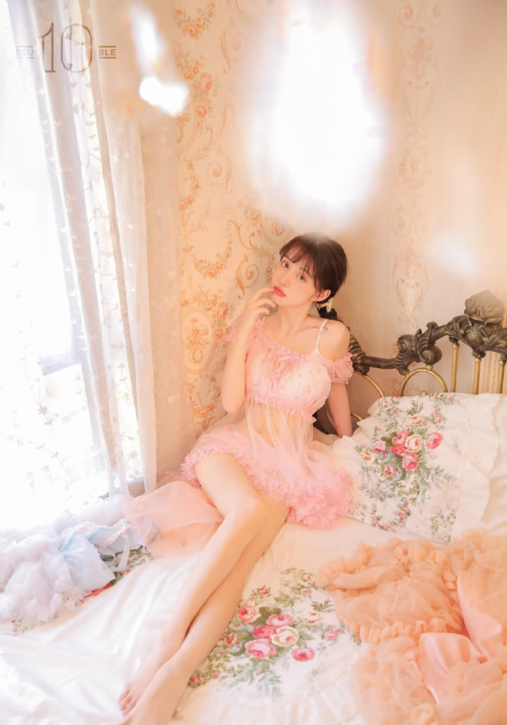 粉红蕾丝内衣萝莉美女床上大胆极品透视引诱写真