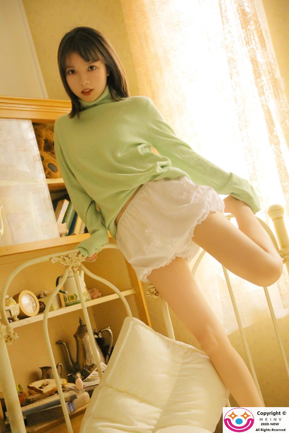 日本美少女床上热裤白嫩美腿诱惑写真照片